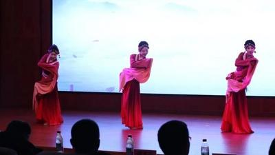 中國夢·勞動美！全國總工會文工團(tuán)慰問演出溫暖北疆口岸