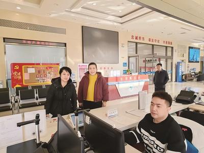 石拐區(qū)首例不動產(chǎn)“帶押過戶”