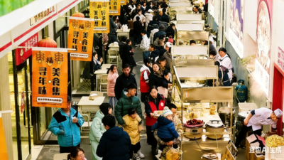 尋年味·美食集”在東風(fēng)航天城紅旗市場(chǎng)熱鬧開市