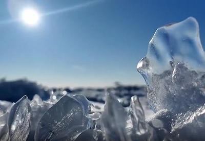 內(nèi)蒙古第一大湖呼倫湖出現(xiàn)罕見龍鱗冰自然奇觀