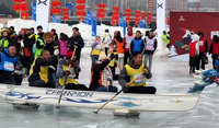 呼和浩特東河冰雪場(chǎng)上演快樂(lè)冰上龍舟賽