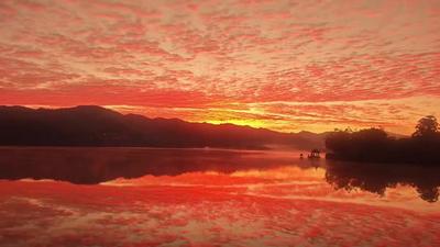 云南普洱：日光透薄霧 霞彩鋪天際