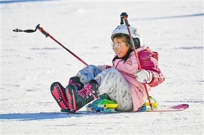 滑雪場(chǎng)里的快樂萌娃  