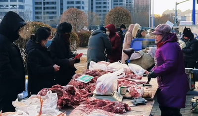 冬日早市煙火濃