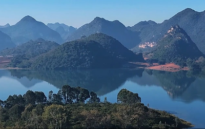 治愈！云南硯山湖如鏡，盛滿一池天光云影