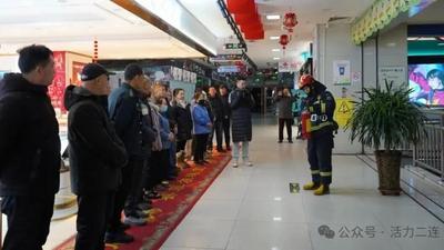 云梯升空、實(shí)戰(zhàn)滅火！二連浩特市消防救援大隊(duì)商場(chǎng)演練筑牢安全“防火墻”