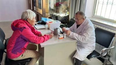 滿洲里市新開河鎮(zhèn)第一家庭醫(yī)生團(tuán)隊(duì) | 從醫(yī)療診室到群眾炕頭 筑牢人民健康防線