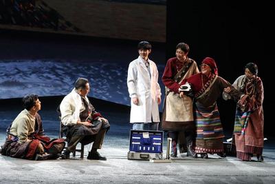 ?話劇《青青的阿萬(wàn)倉(cāng)》蘭州首演 再現(xiàn)“草原曼巴”56載醫(yī)者仁心