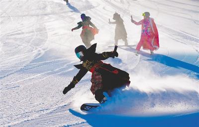 開(kāi)板巡游點(diǎn)燃冰雪熱情