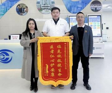 危急时刻，他挺身而出挽救生命！