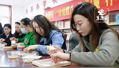 東影北街社區(qū)居民共制臘八蒜