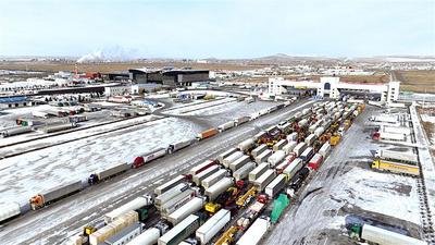 滿洲里公路口岸進(jìn)出境貨運(yùn)車輛同比增長39.9% 　　