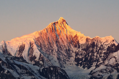 好運(yùn)連連！邂逅新年梅里雪山首個(gè)“日照金山”