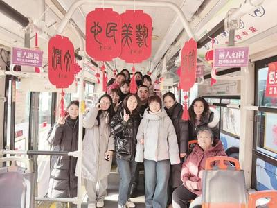 两辆10路车变身新春主题公交