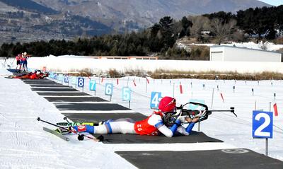 奮力滑行 舉槍射擊 全國冬季兩項錦標賽在烏蘭察布市開賽