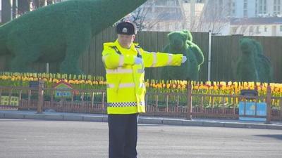 警徽映新春！公安交警筑牢邊城出行防線 | 新春走基層·春節(jié)我在崗