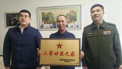 喜報(bào)上門、牌匾上墻——這份榮光屬于軍人家庭！