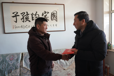 自治區(qū)市旗三級(jí)文明辦慰問(wèn)“中國(guó)好人”鋼寶力達(dá)、全國(guó)道德模范提名獎(jiǎng)獲得者關(guān)慧明