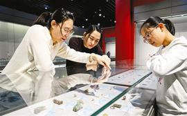 美術(shù)館里過佳節(jié) 　　