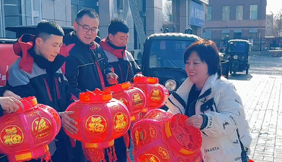 7名快遞小哥收到新春禮物