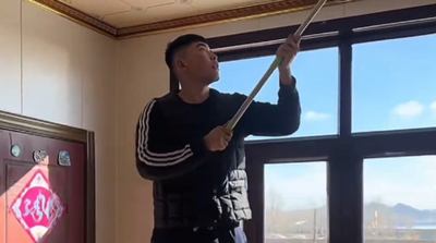 男子解鎖大掃除“神器”