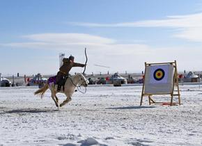 冬日草原上的賽馬盛會