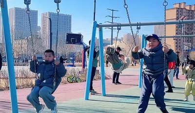 小朋友們在陽光下奔跑嬉戲、盡情撒歡