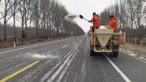 风雪中坚守 通辽交通人昼夜护航返程路