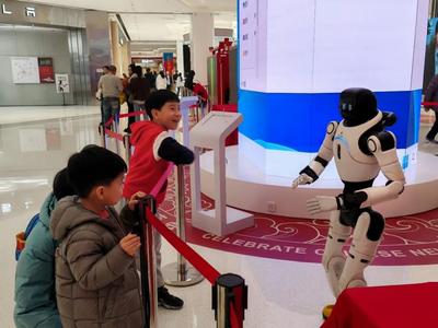打架子鼓、磨咖啡……這個春節(jié)，被中國機器人硬控了！