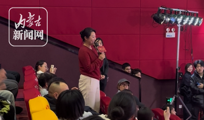 警花觀影《東北警察故事3》與影片警察扮演者謝苗雙向敬禮