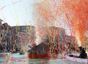 威尼斯狂歡節(jié)舉行水上巡游活動