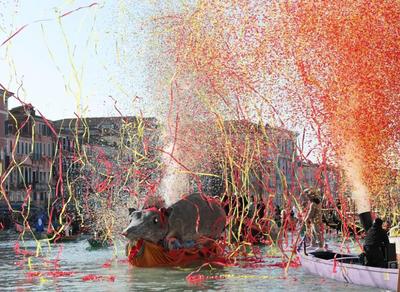 威尼斯狂歡節(jié)舉行水上巡游活動