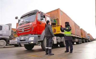 堅(jiān)守崗位保通關(guān)  