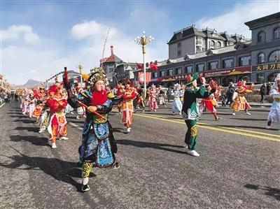 英歌槌響大青山 秧歌步醉惱包村  