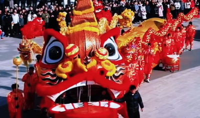 30米巨型獅王霸氣巡游