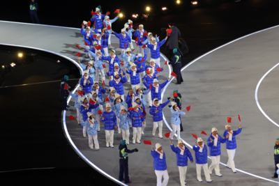 中國代表團入場！五星紅旗閃耀冬奧