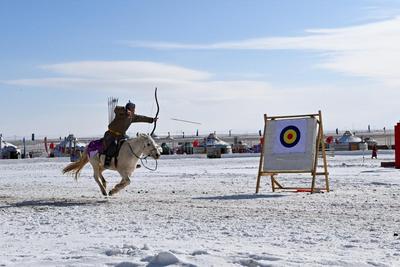 冬日草原上的賽馬盛會