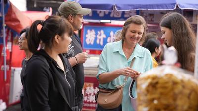 愛上“中國范兒” 外國人來華過年購物成為新風(fēng)尚