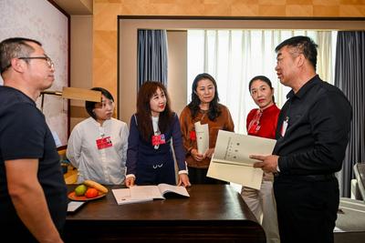 出席自治區(qū)十四屆人大五次會(huì)議的代表抵達(dá)呼和浩特