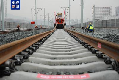 穿越秦巴山區(qū) 橋隧比94% 西康高鐵完成全線軌道鋪設