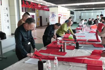 騏驥馳騁 翰墨迎春——巴彥淖爾經(jīng)開(kāi)區(qū)舉辦“迎新春、寫春聯(lián)、送祝福”活動(dòng)