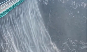 震撼！花江峽谷大橋水幕彩虹夢幻同框