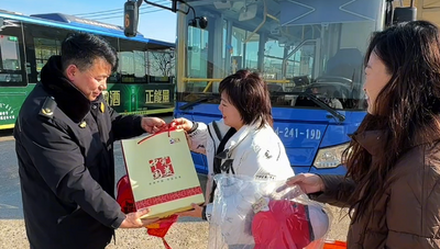 公交司機(jī)烏云達(dá)來(lái)收到新春禮物