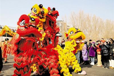 秧歌巡游鬧新春 　