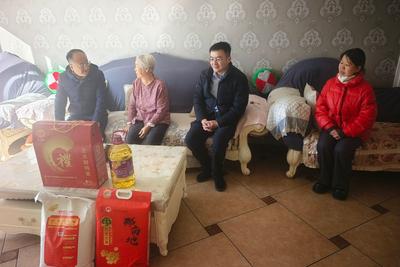 中華財(cái)險(xiǎn)鄂爾多斯中支開展新春送溫暖慰問活動(dòng)