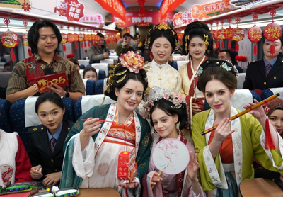 列車“春晚”溫暖春運(yùn)路