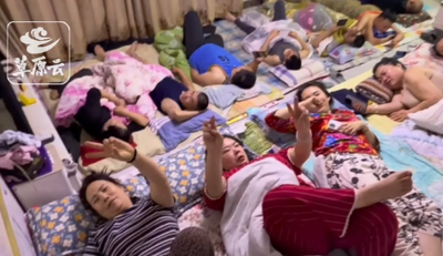 這就是中國人的親情 二十多口人炕上地上排排睡