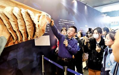 提升青少年科學(xué)素養(yǎng)  