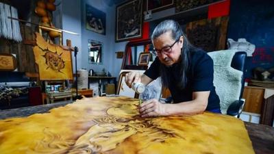 科爾沁皮雕匠人嘎瓦：一方皮革，雕出草原萬千風華