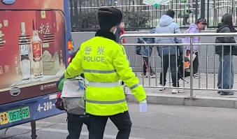  新學(xué)期新征程 交警守護(hù)平安路